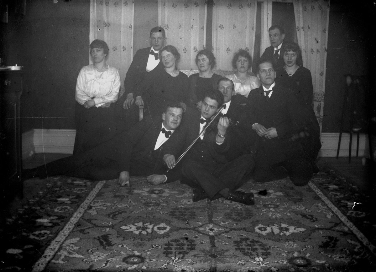 Anna Wilhelmina Hedström, Örebro kolonien. Rumsinteriör, grupp. Loftman.