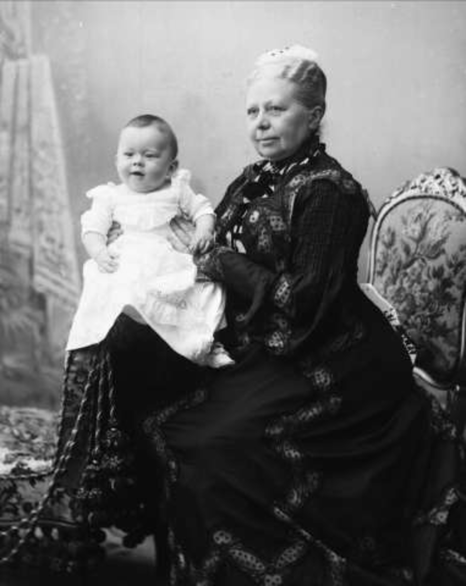 Gustav Borgen, Gruppe, kvinne med sitt barnebarn. Fru Engelhardt Andresen.
