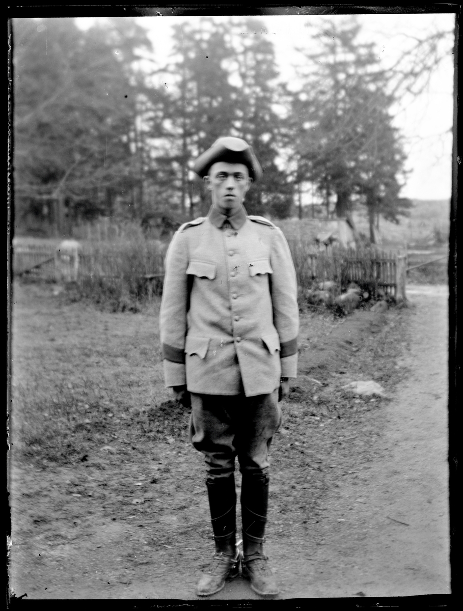 Bertil Malm, Okänd man i uniform