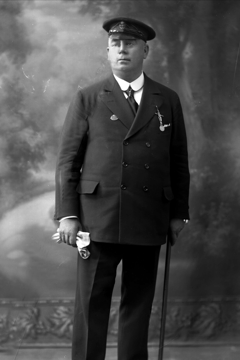Gustav Borgen, Portrett, kommandør Lund med dress og uniformslue.