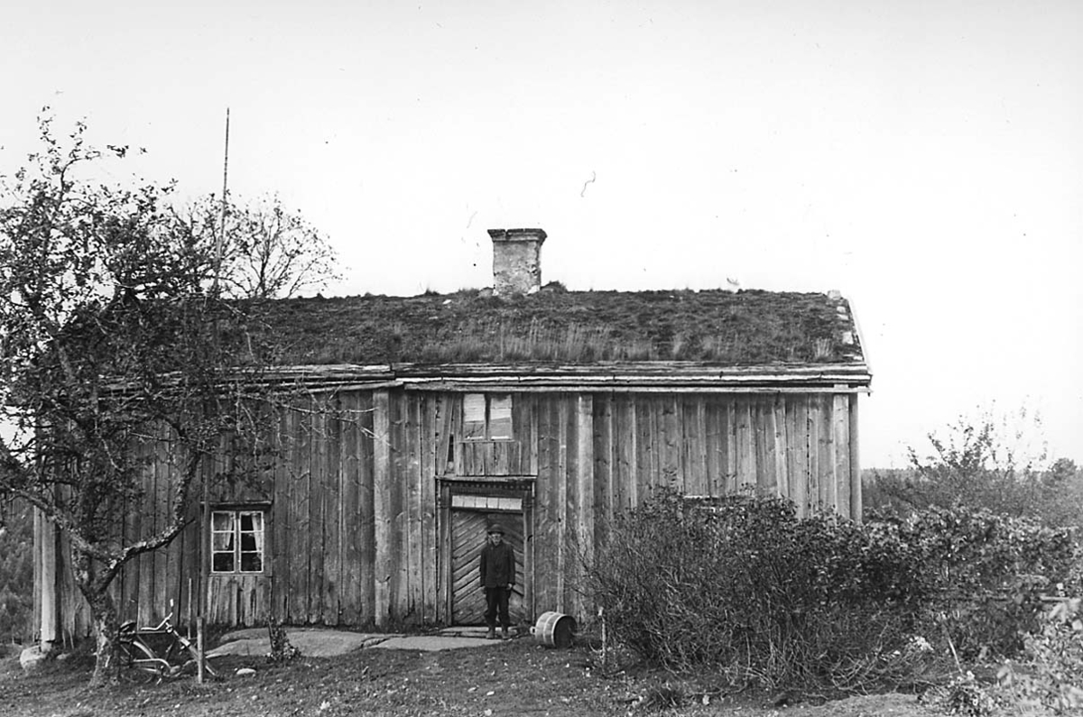 Eric von Rosen, Det nuvarande boningshuset i Trösslingstorp, en man framför huset.