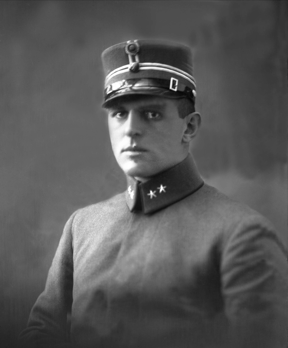 Gustav Borgen, Portrett, mann i uniform. Løytnant Trygve Gran, flyver og polarforsker.