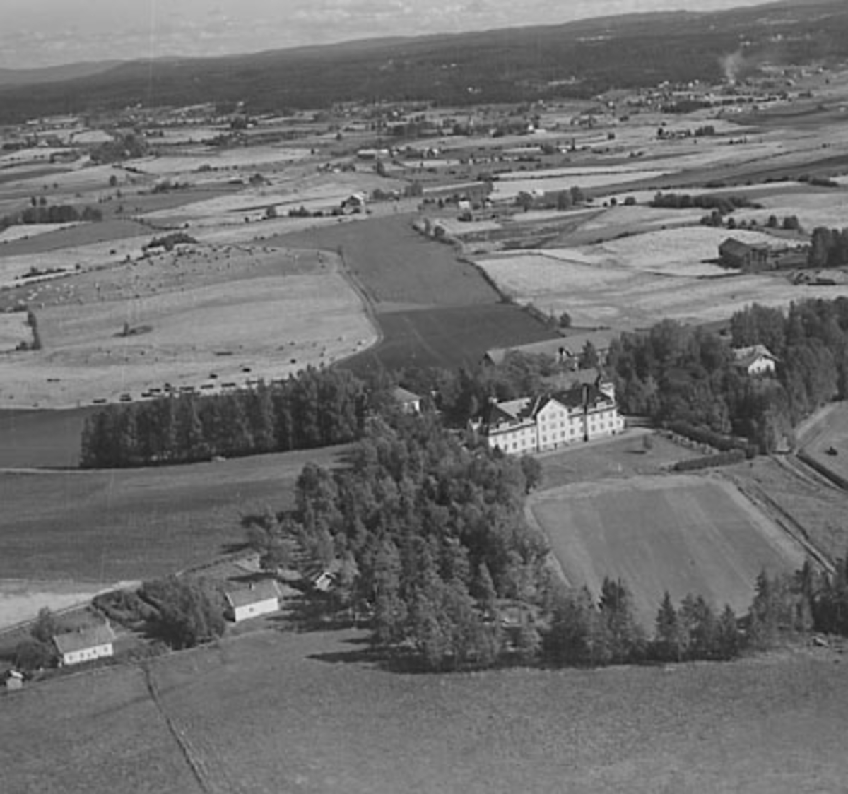 Widerøes Flyveselskap A/S, JØNSBERG LANDBRUKSSKOLE, FLYFOTO