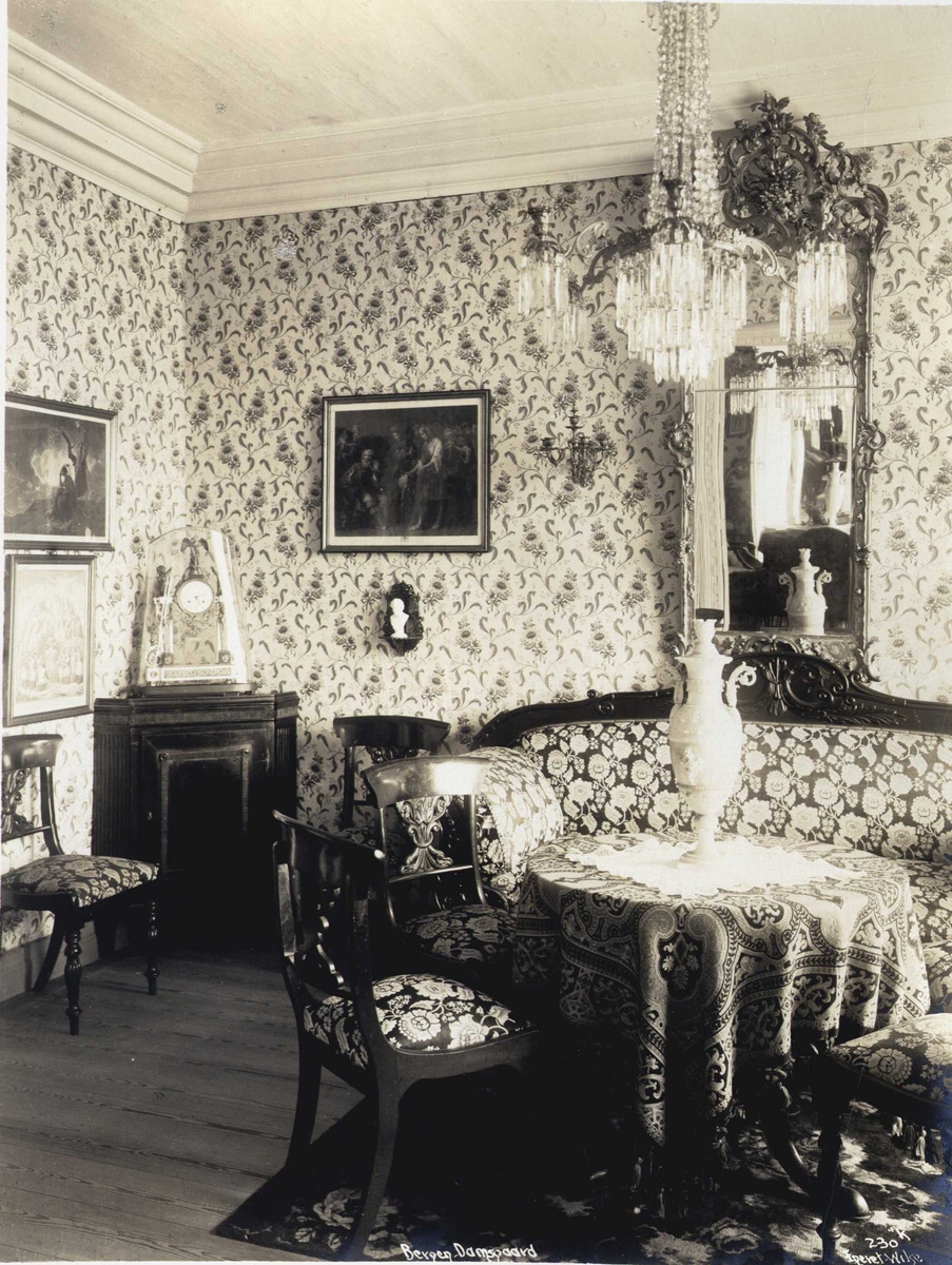 Anders Beer Wilse, Stuens interiør, Damsgård hovedgård, Bergen, Hordaland. Fotografert 1912.