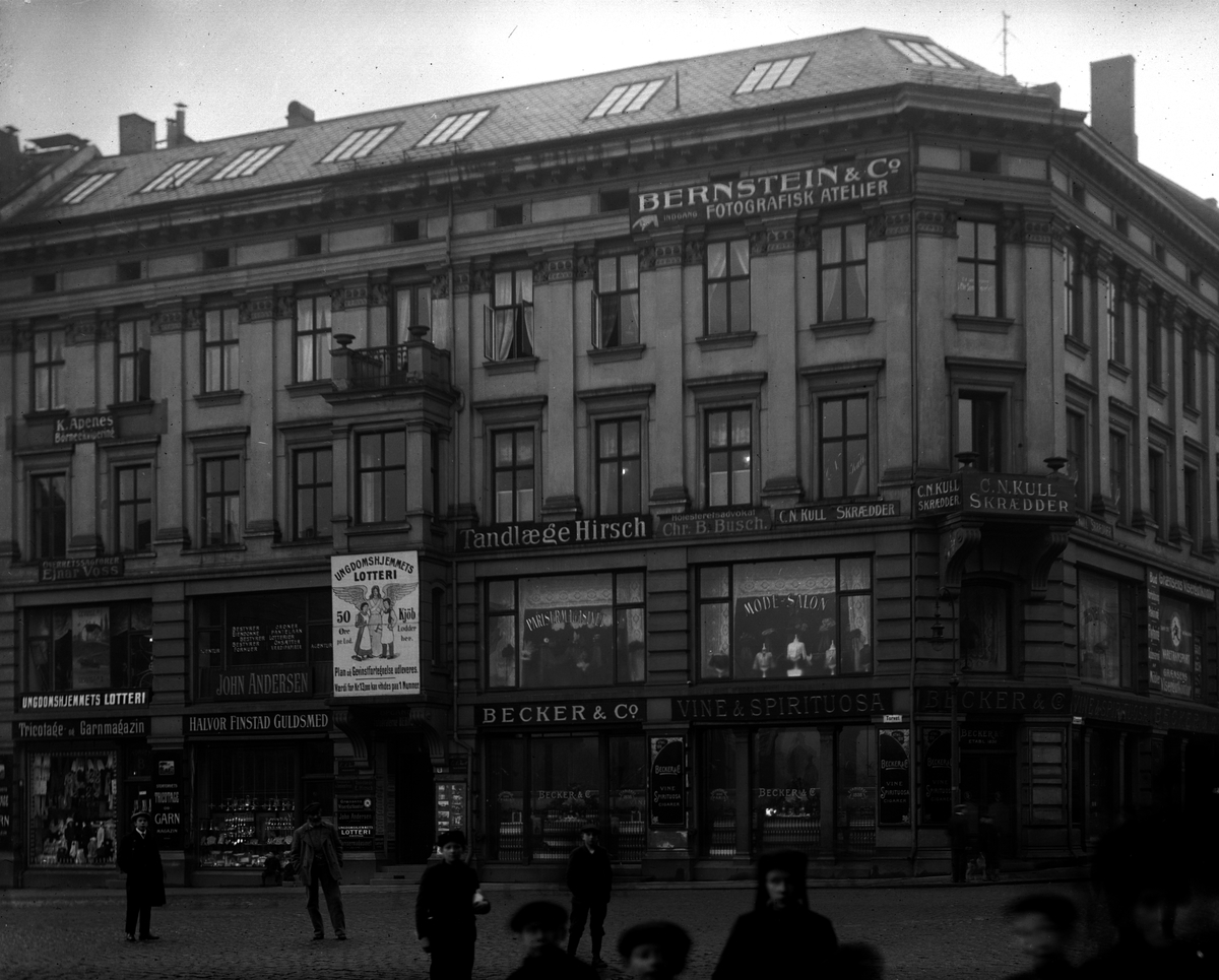 Gustav Borgen, Herr Becker & Co Vin & Spirituosa. Bilde av kvartal, ant. Stortorvet, Oslo. Fotograf Bernstein&Co's atelier.