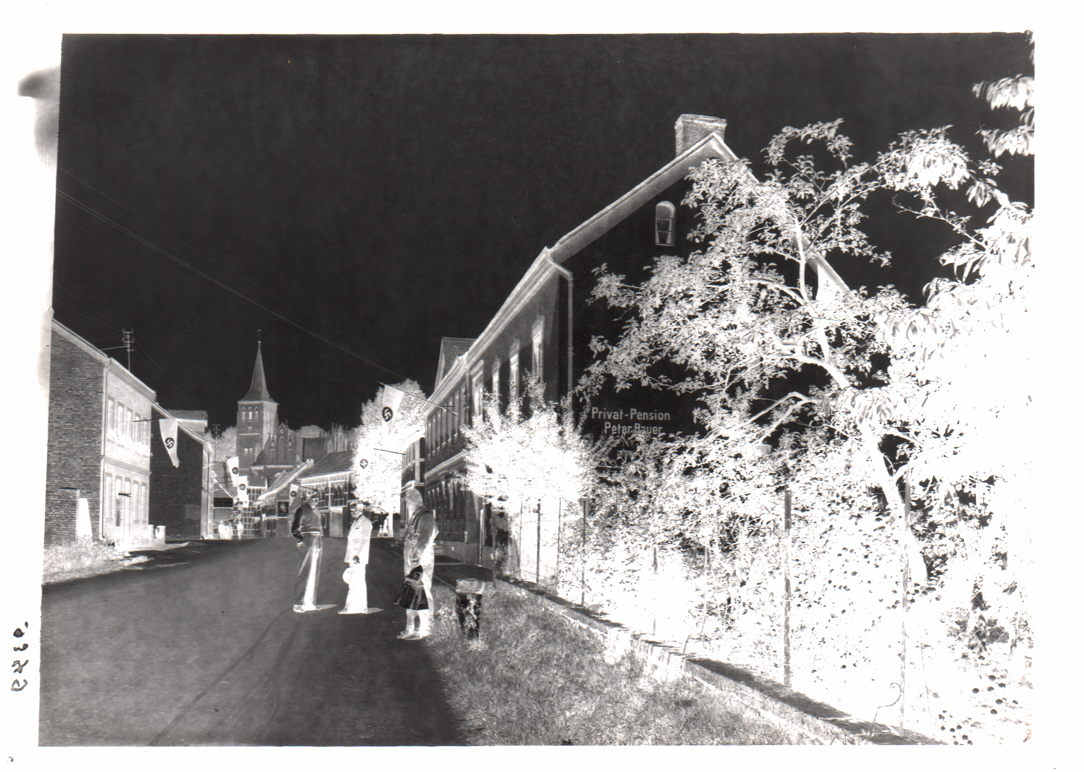 Verlag Baptist Schneider, Blick in Hauptstraße mit Kirche im Hintergrund