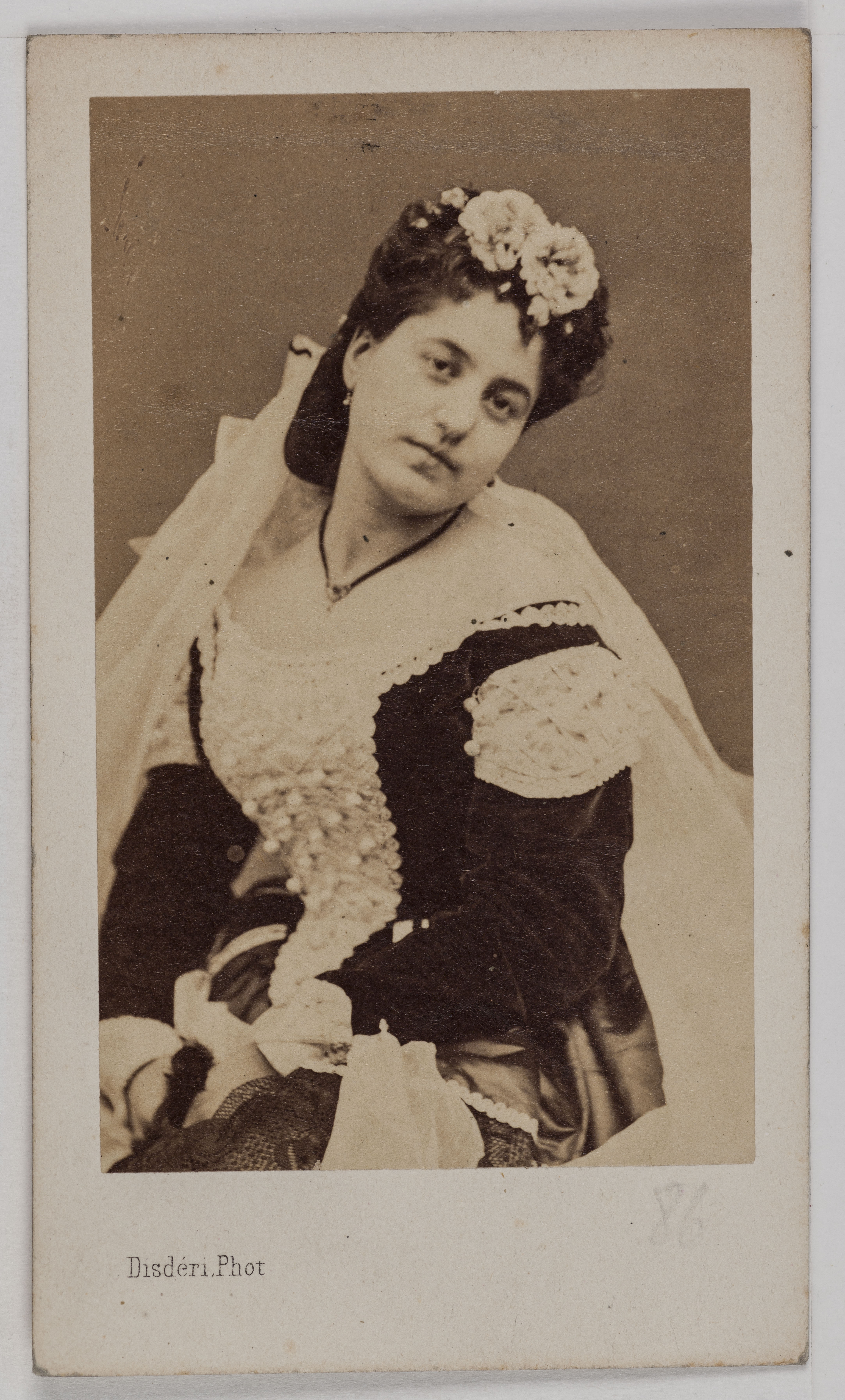 André-Adolphe-Eugène Disdéri, Portrait d'Eline Volter (Wolter ou Walter ?) (cadette), danseuse à l'Opéra en 1864.