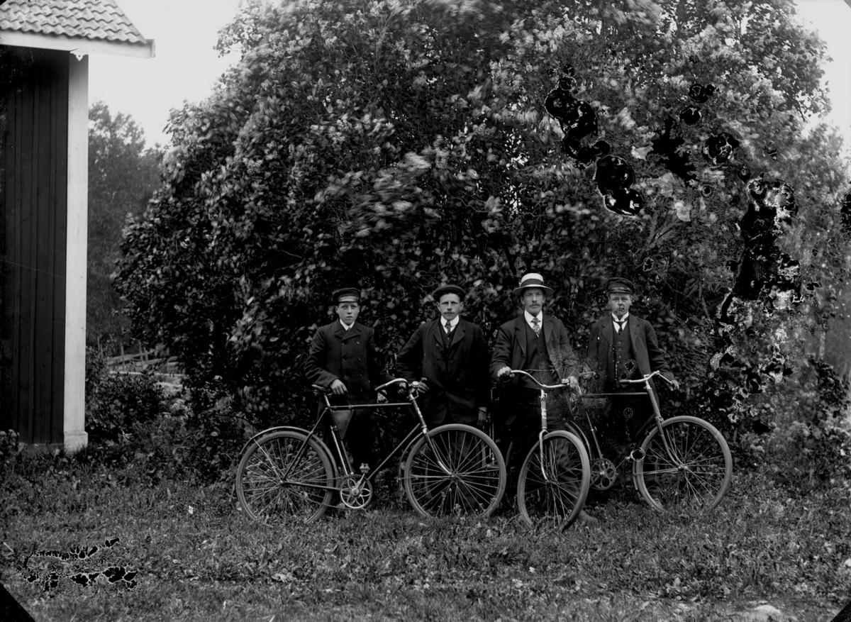Gustaf Ferdinand Hallberg, Fyra män med cyklar.