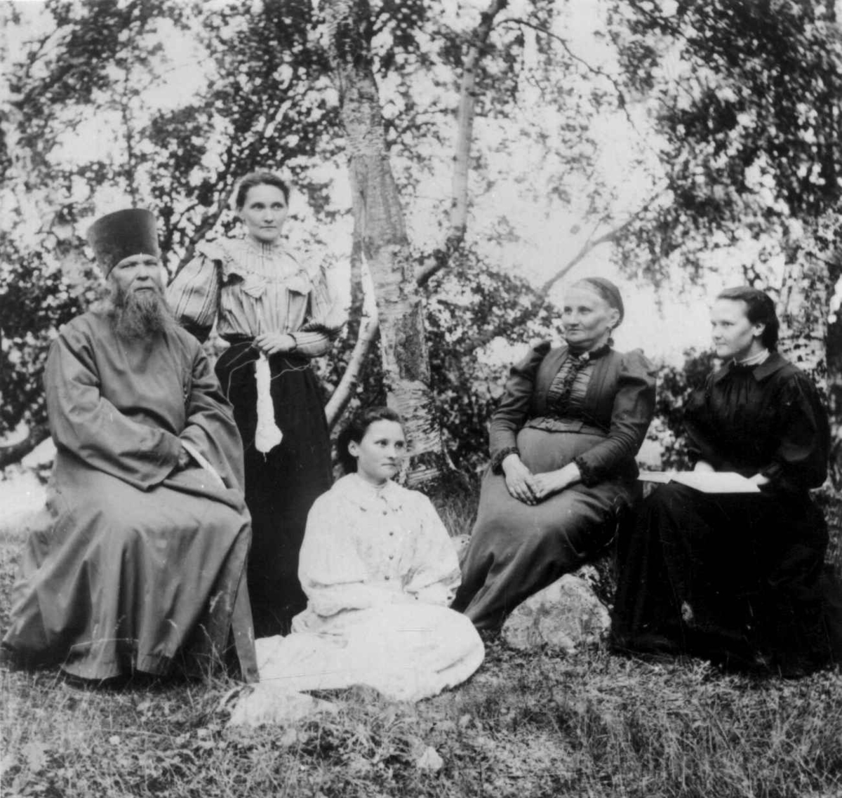 Ellisif Rannveig Wessel, Portrett av prost Schtschekoldin, antatt med familie, Boris Gleb, Russland, før 1900. Prosten i selskap med kvinnegruppe utendørs.