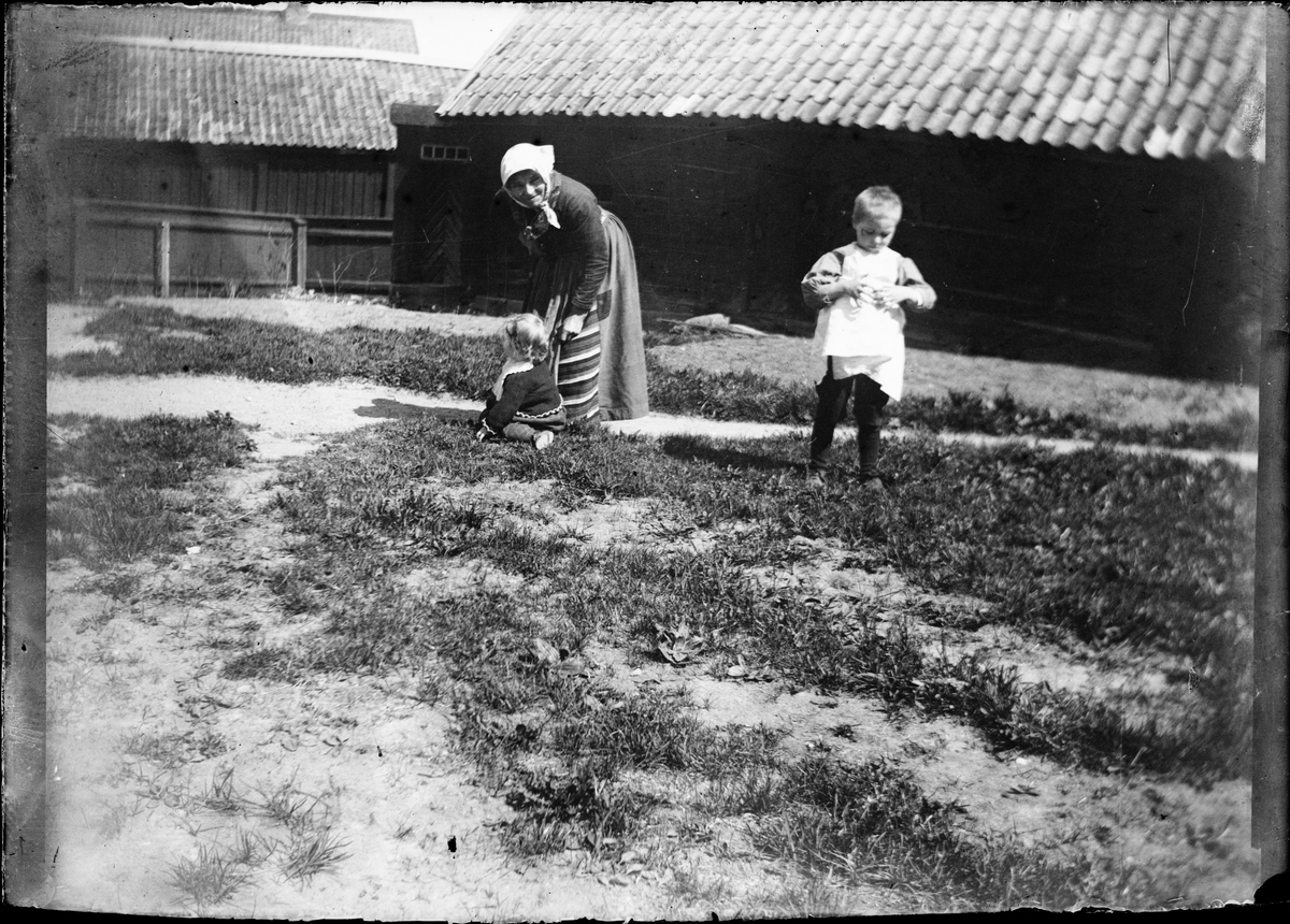 Skötsner-Edhlund, Kvinna och två barn, Dalarna