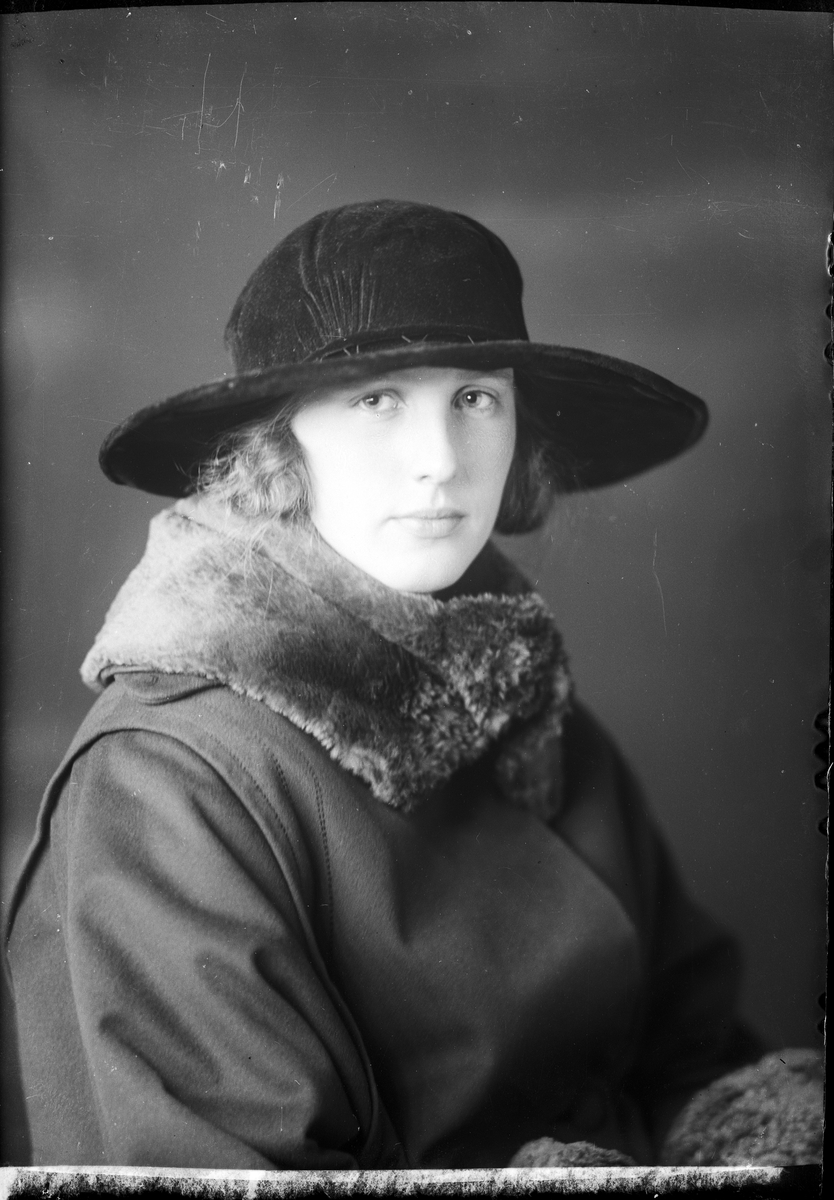 Skötsner-Edhlund, Ateljéporträtt - Sigrid Persson från Östhammar, Uppland 1922