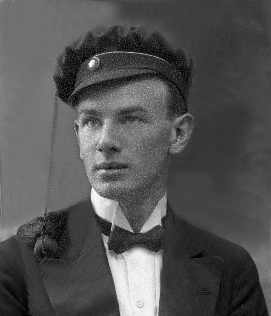 Gustav Borgen, Portrett, mann med studenlue. Egil Baye-Jensen.