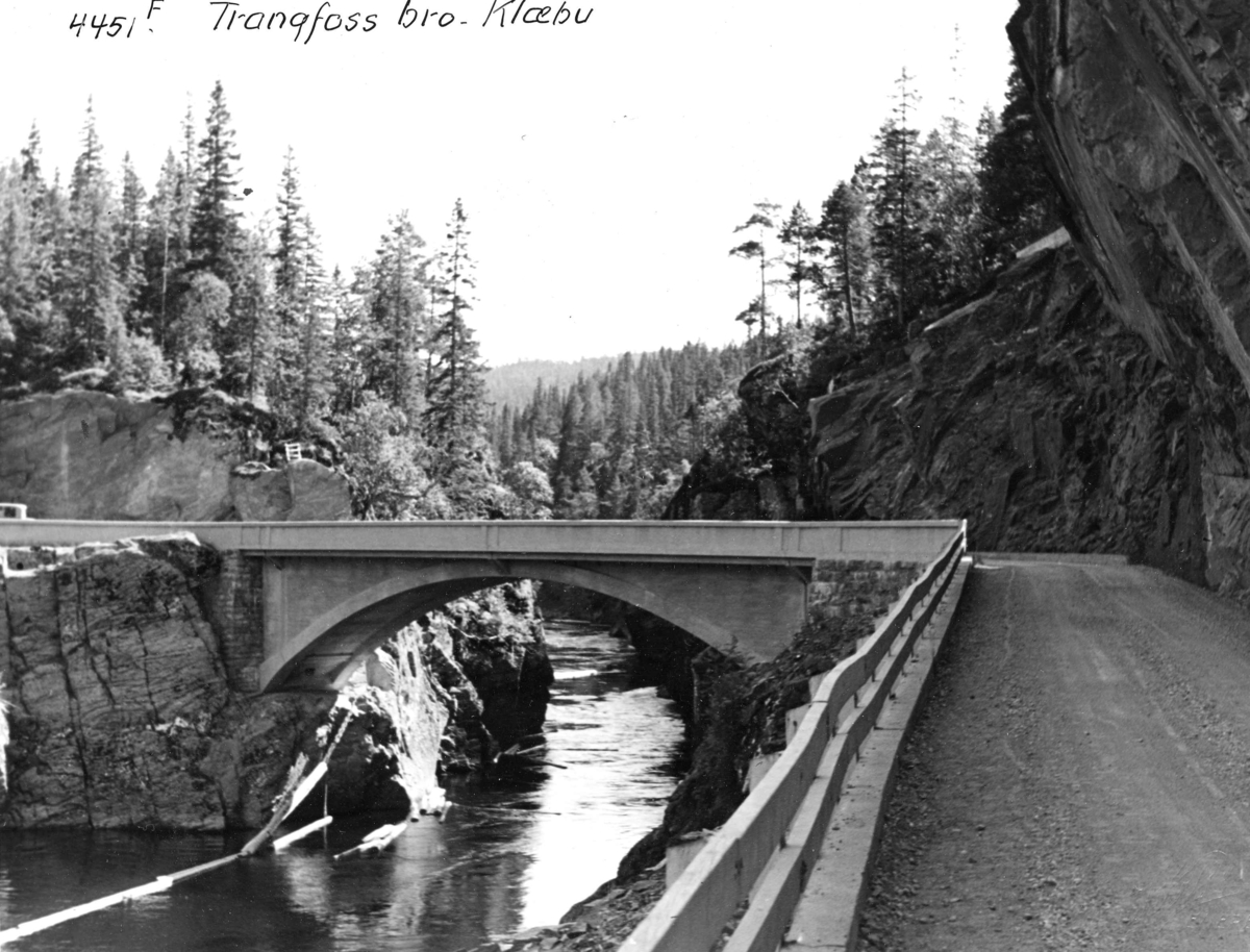 Anders Beer Wilse, Trangfossen bro over Hyttfossen i Klæbu i Sør-Trøndelag. Fotografert av Anders Beer Wilse i 1936.