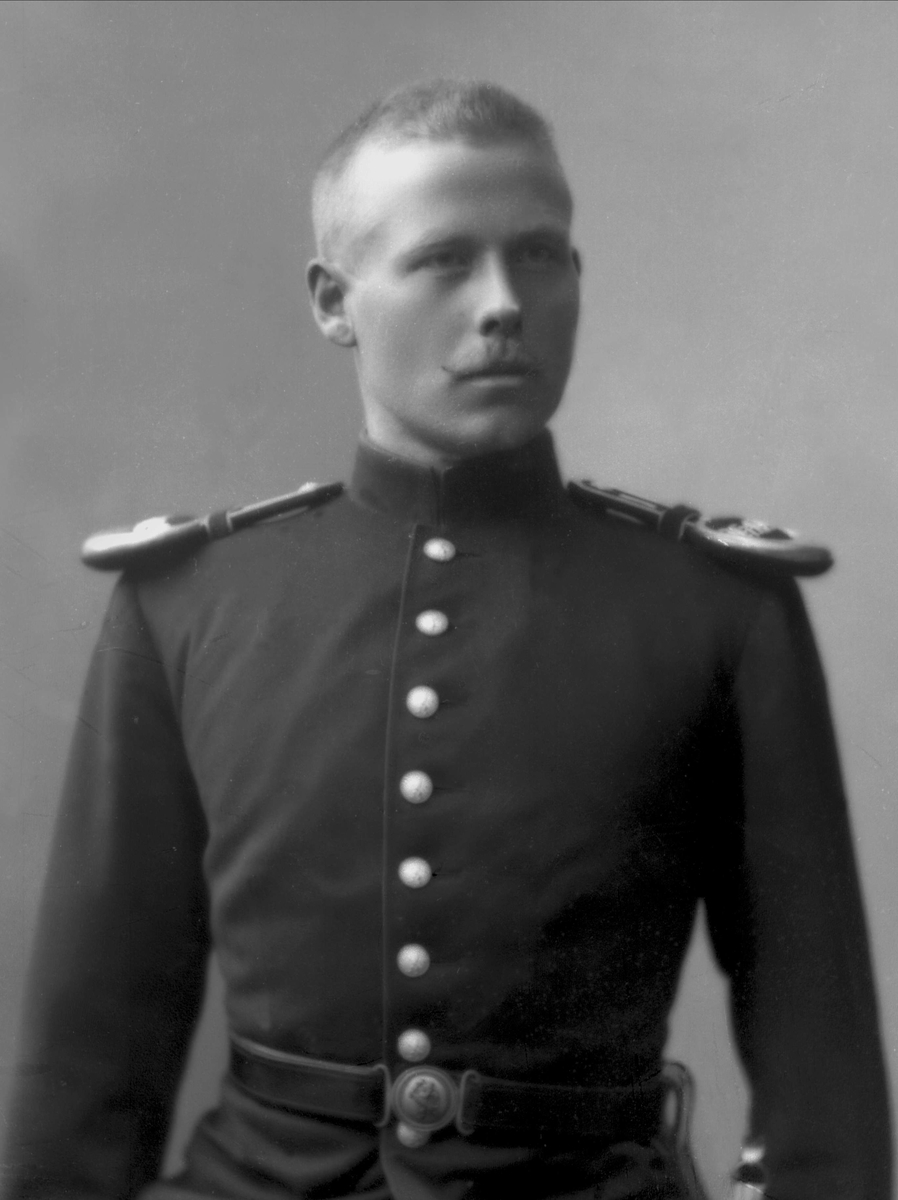 Gustav Borgen, Portrett, mann i kadettuniform.