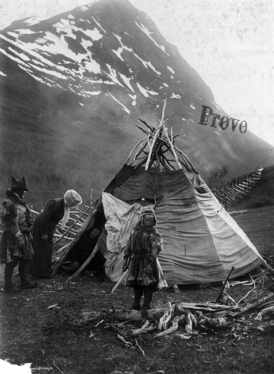 Anders Beer Wilse, Svenske samer utenfor et telt. Antagelig Lyngseidet 1909