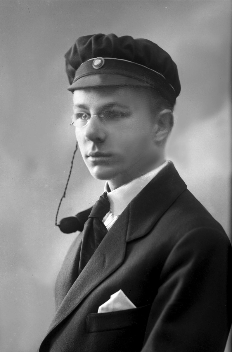Gustav Borgen, Portrett, mann med studentlue. Per Gellein.