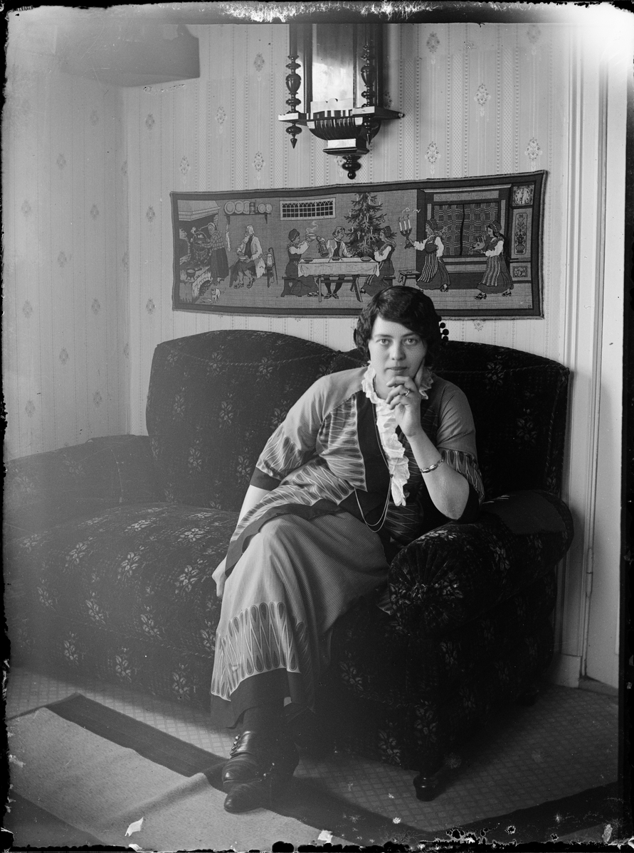 Skötsner-Edhlund, Woman in a Housing Environment, Östhammar, Uppland