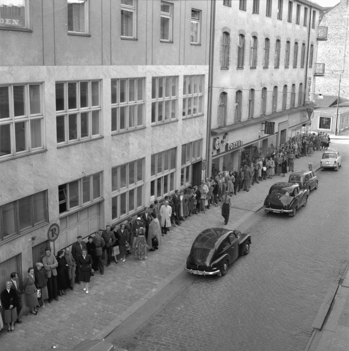 Örebro Kuriren, Biljettkö utanför Örebro Kuriren. 21 augusti 1955