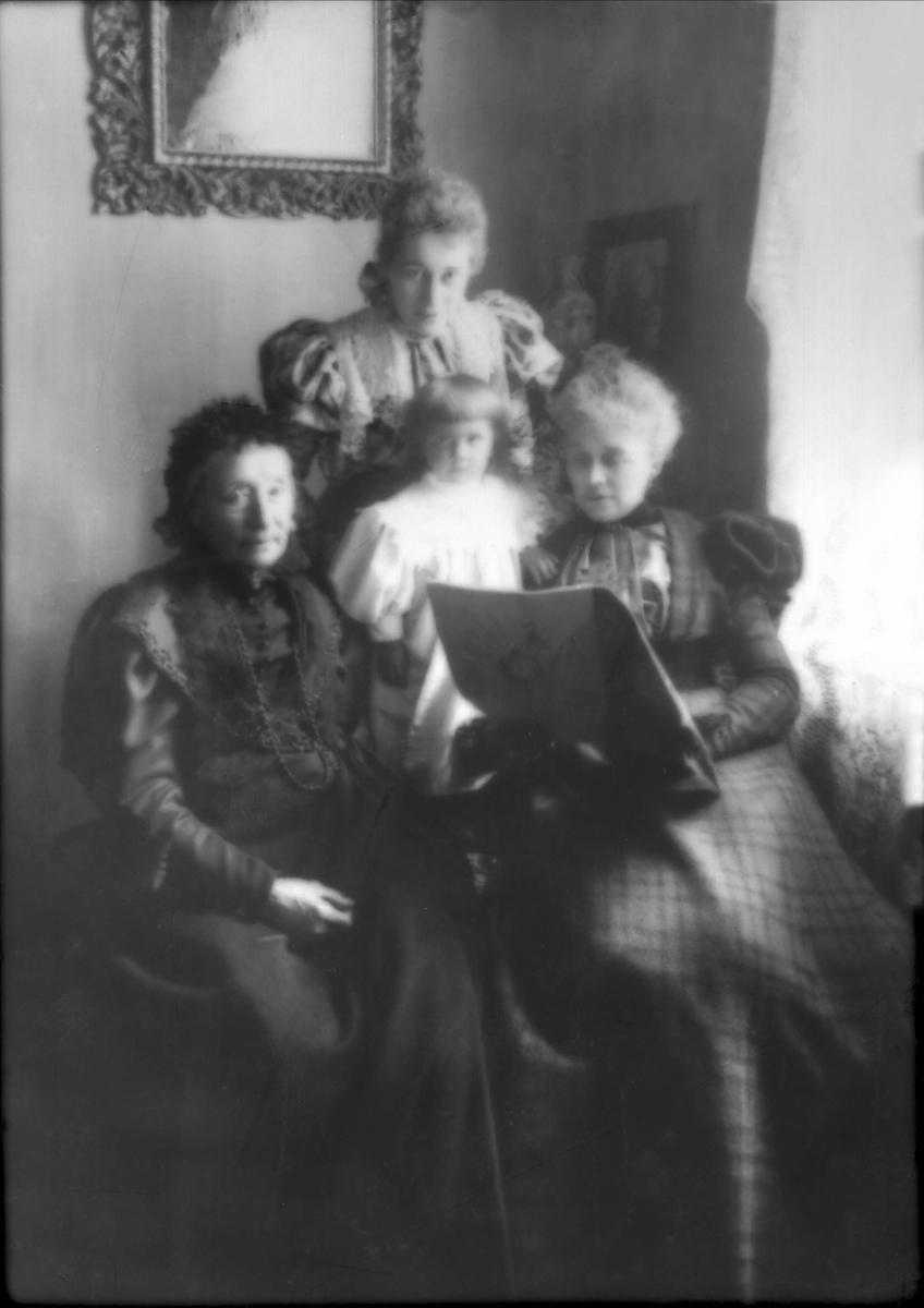 Gustav Borgen, Avfotografering. Gruppeportrett. Kvinnen til venstre er Ambroisine Pauline Rouquet fra Belgia. Gift 26. februar 1868 med Jacob Thurmann Ihlen.