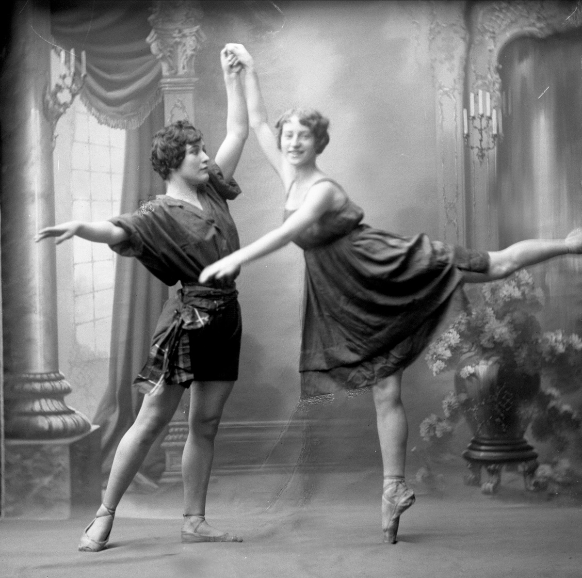 Gustav Borgen, Gruppeportrett, to ballettdansere. Frøken Warhuus.