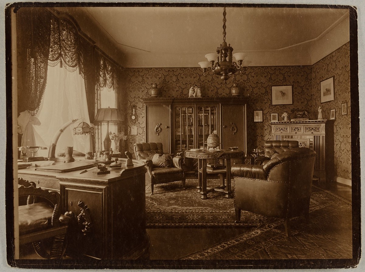 Johann Hinrich W. Hamann, Wohninterieur mit Schreibtisch