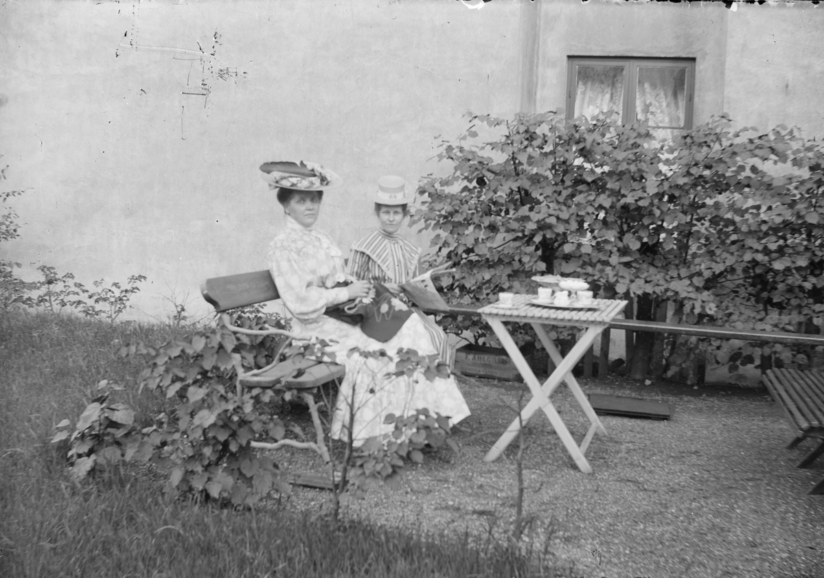 Henri Osti's Fotografiateliér, Emma Osti and Woman in the Garden, Broad alley 11, Uppsala after 1893