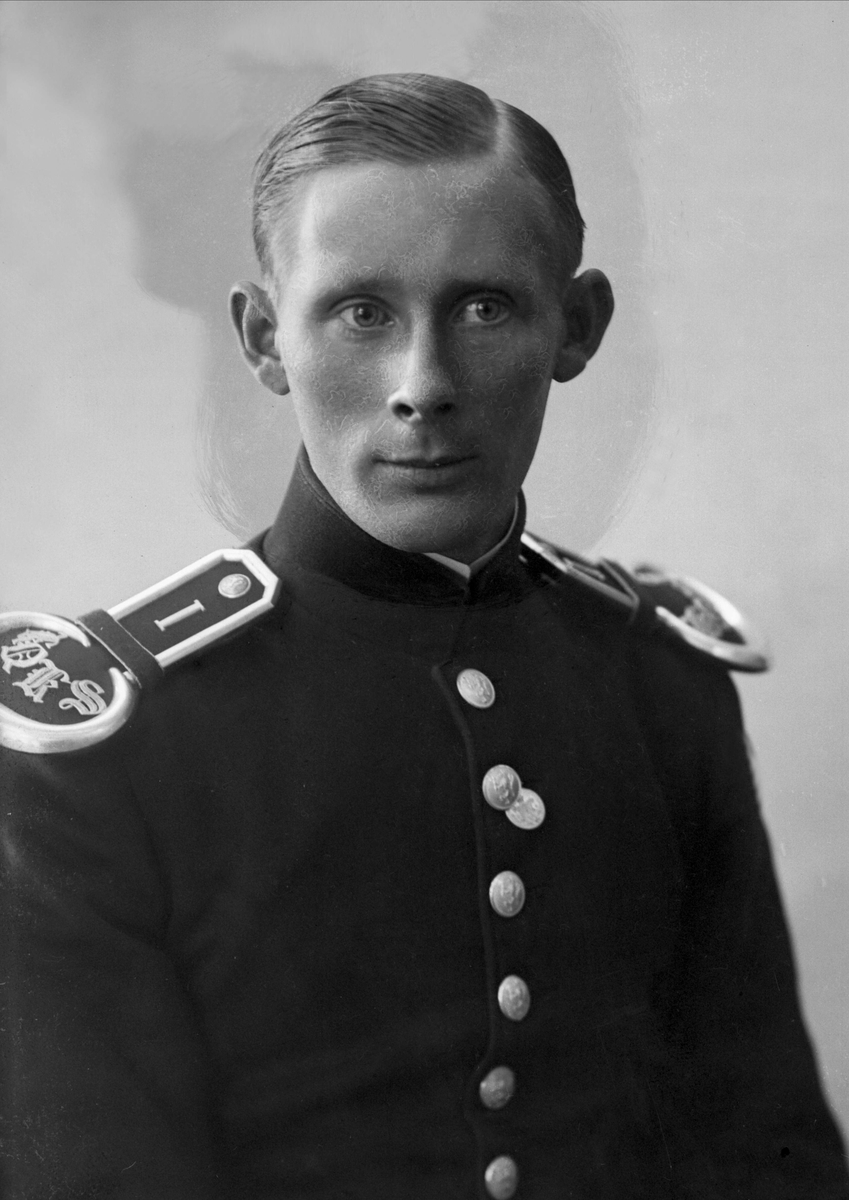 Gustav Borgen, Portrett, mann i kadettuniform.