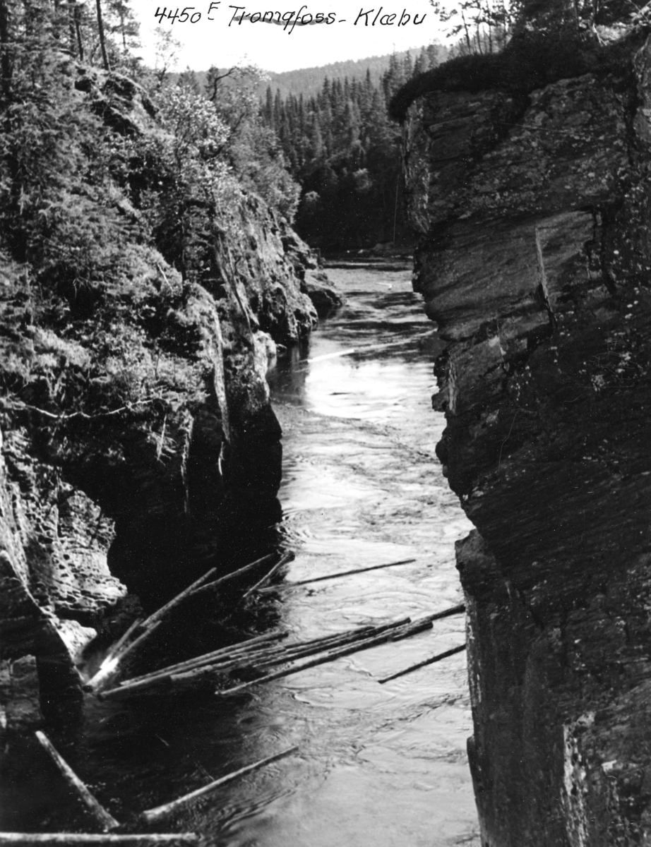 Anders Beer Wilse, Tømmerfløyting på Nidelva ved Trangfossen i Klæbu i Sør-Trøndelag. Fotografert av Anders Beer Wilse i 1936.