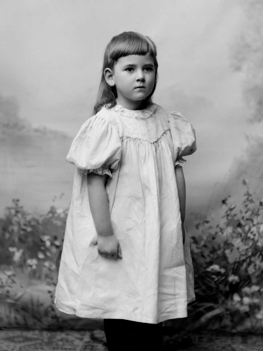 Maria Tesch, Porträtt. Porträttbild från Maria Teschs ateljé. Foto: Maria Tesch. Fotograferad i Maria Teschs ateljé som fanns i Linköping åren 1873 - 1936. Digitaliserad efter original glasnegativ som förvaras på Stiftsbiblioteket /Linköpings stadsbibliotek.