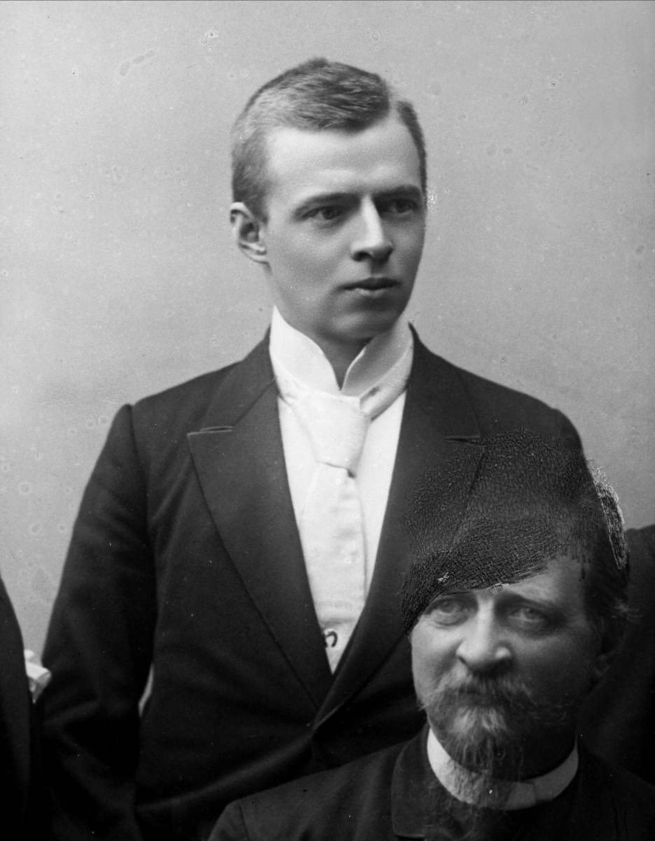 Gustav Borgen, Avfotografering. Utsnitt av gruppeportrett, mann i mørk dress med slips. Mann med skjegg i forgrunnen.