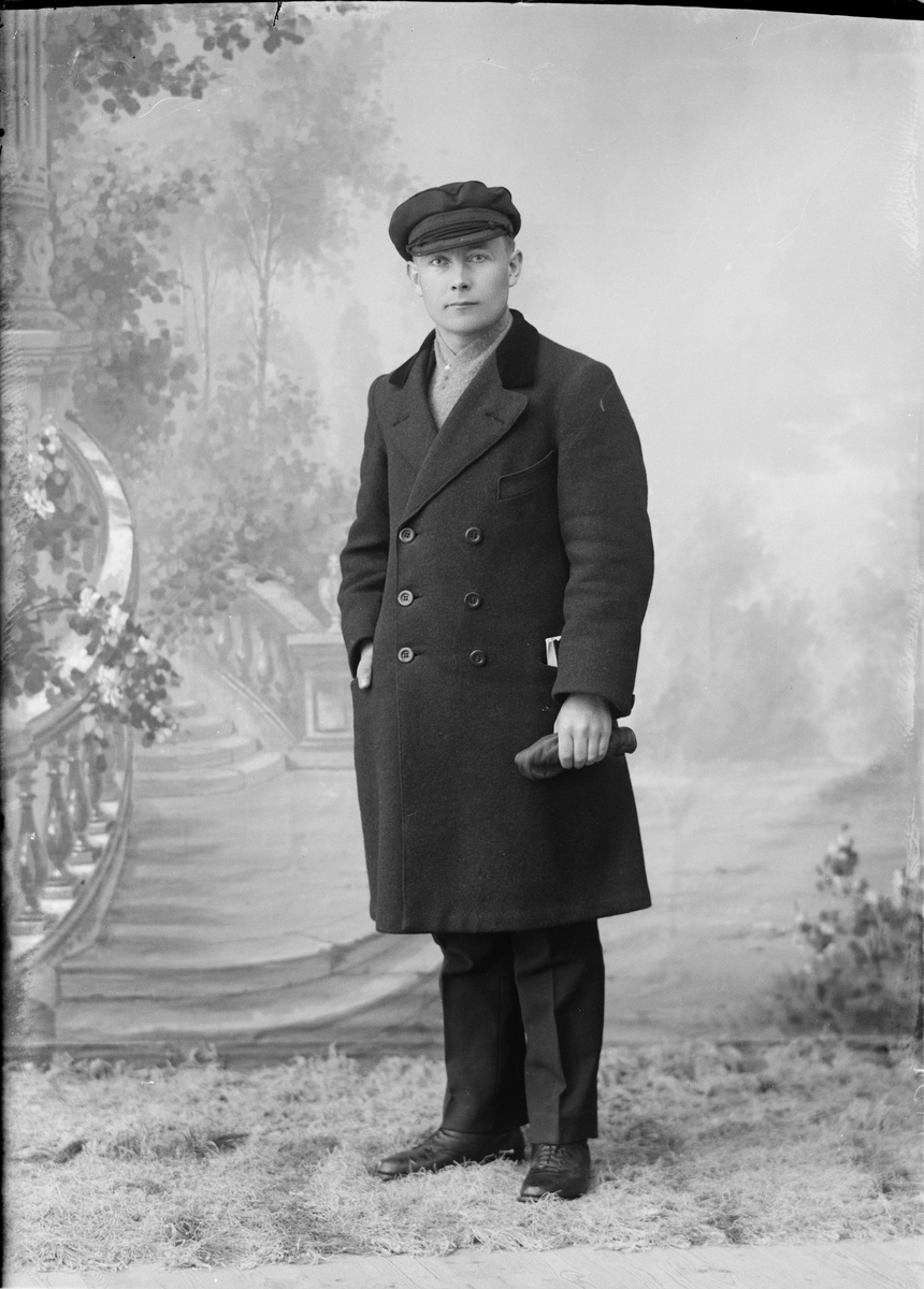 Skötsner-Edhlund, Man with a Screencap and Rock, Östhammar, Uppland