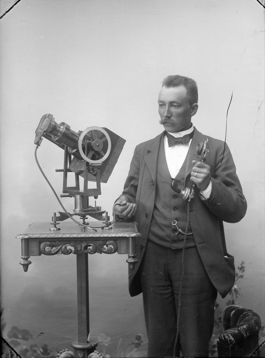 Henri Osti's Fotografiateliér, Meteorologist Jonas Westman with meteorological measuring instrument, Uppsala after 1890