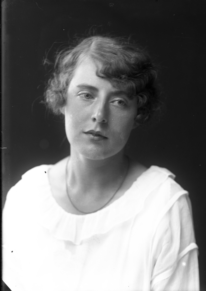 Calla Helena Sundbeck, Unknown woman, possibly Karin Rythén.