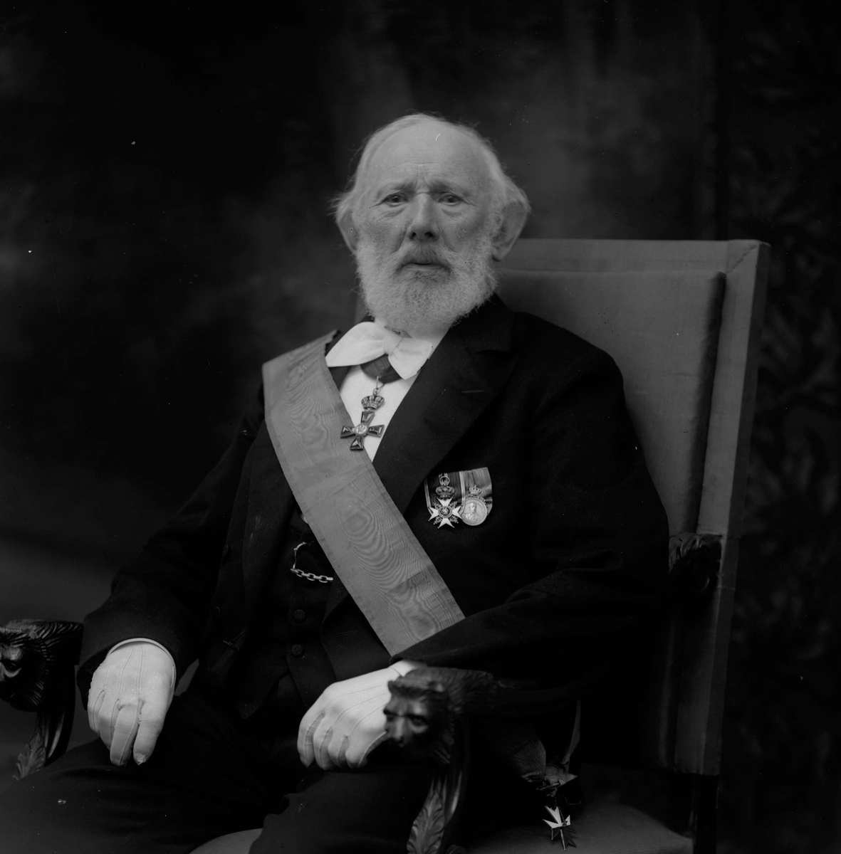 Gustav Borgen, Portrett, S.H. Lundh (Sverrer Hakon), gift 1867 med Sophie f. Warmuth. Han var forretningsmann, maskin- og konsulentforretning. Mann i dress med medaljer og ordener.