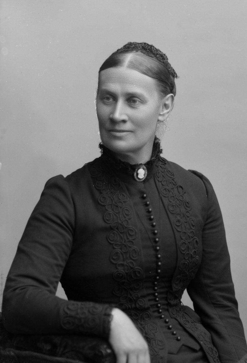 Maria Tesch, Porträtt Fotograferad i Maria Teschs ateljé som fanns i Linköping åren 1873 - 1936. Digitaliserad efter original glasnegativ som förvaras på Stiftsbiblioteket /Linköpings stadsbibliotek.