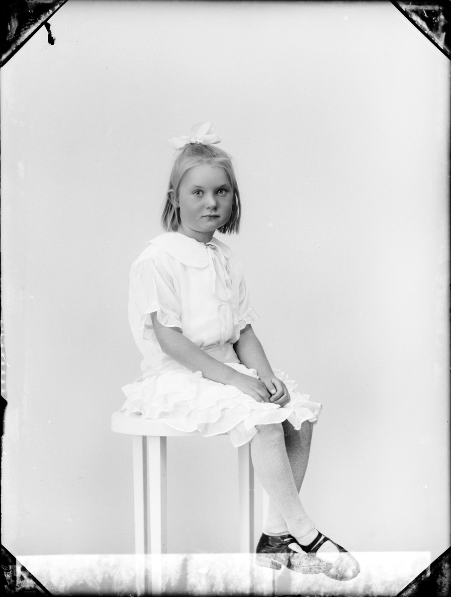 Skötsner-Edhlund, Barnporträtt - en flicka, Östhammar, Uppland
