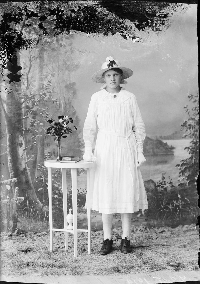 Skötsner-Edhlund, Ateljé Portrait - Girl, Östhammar, Uppland