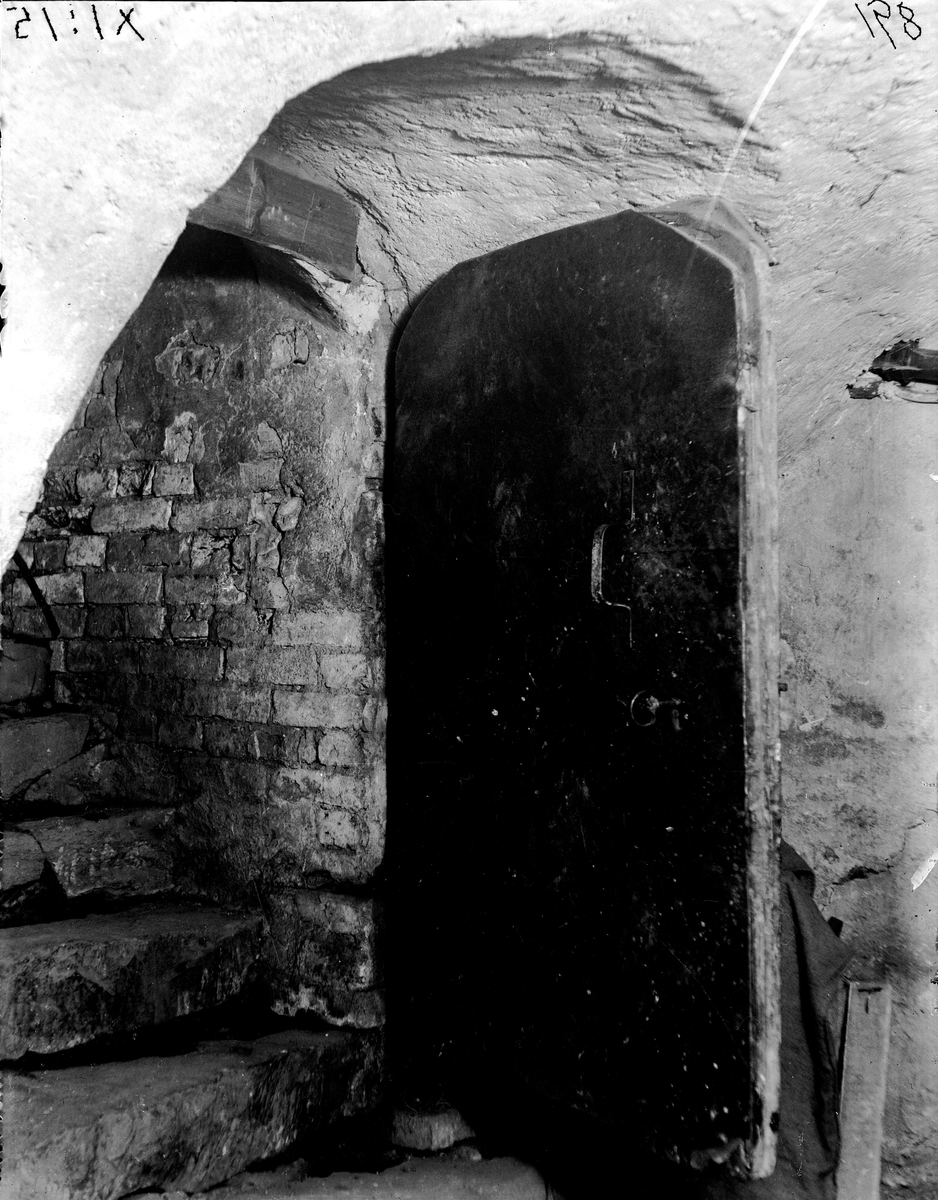 Ellert Johan Viktor Sörman, Nedgång till källaren i gård 62-63. Fotograf Sörman.