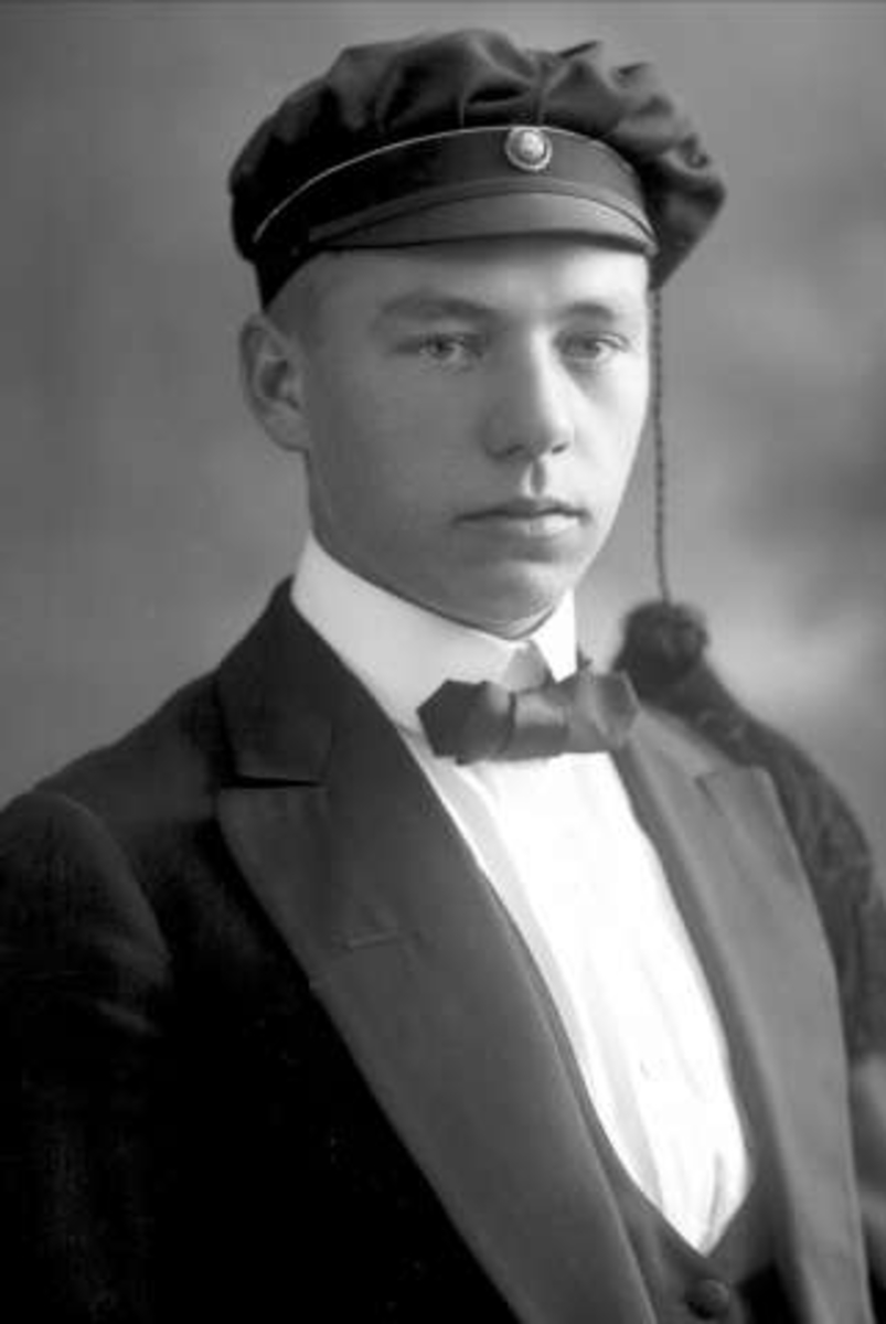 Gustav Borgen, Portrett, mann med studentlue, Student Arthur Quist.
