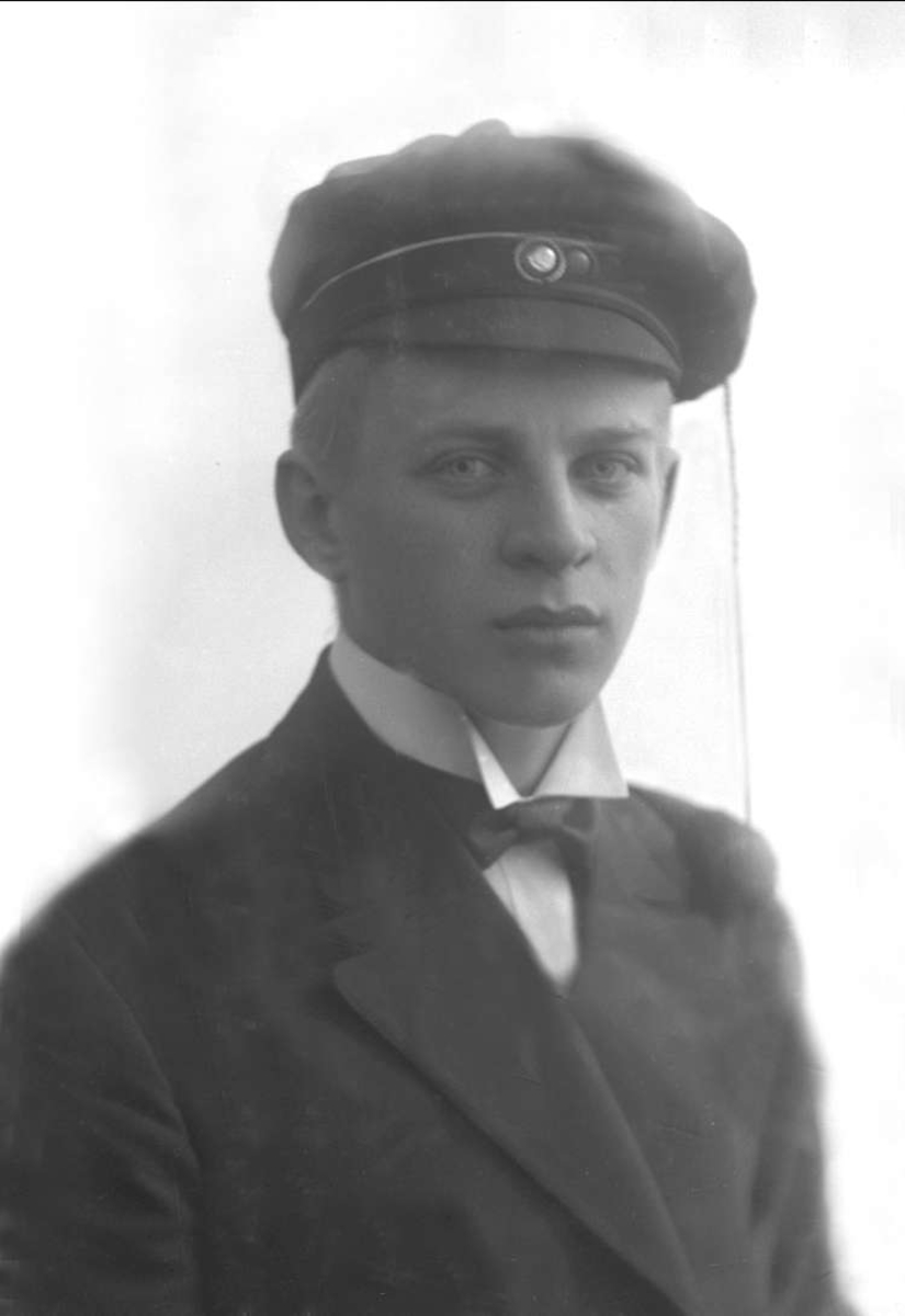 Gustav Borgen, Portrett, mann med studentlue. Student Jacob Omholdt-Jensen.