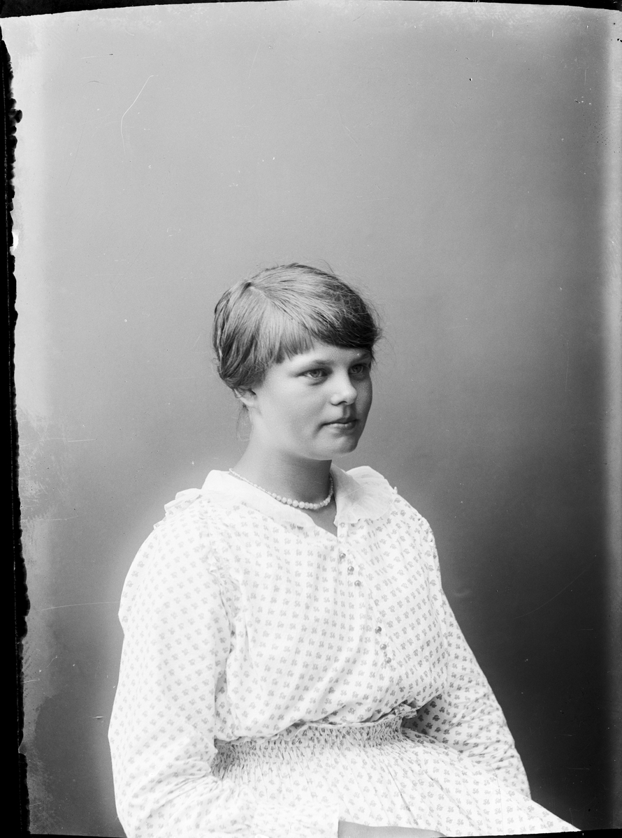Skötsner-Edhlund, Ateljéporträtt - kvinna, Östhammar, Uppland