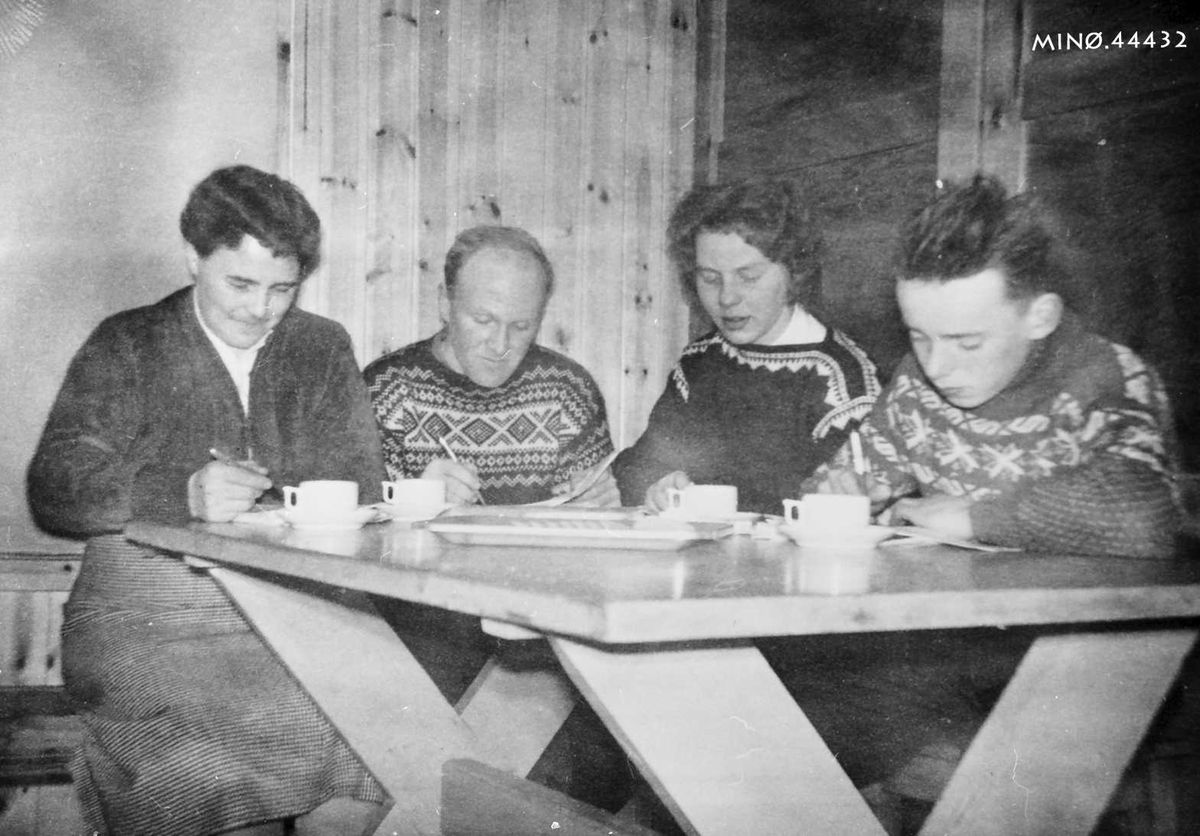 Rachel Haarseth, Personer, bord, kopper. Liv Haug, Thorbjørn Sølna, Grete Langodden og Jon Per Ness