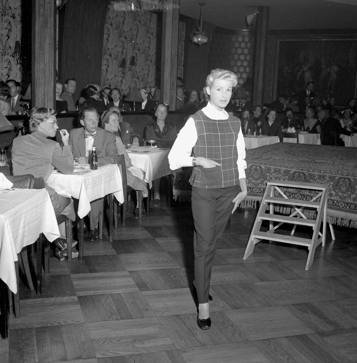 Örebro Kuriren, Mannekänger i "stickat". 16 september 1955.