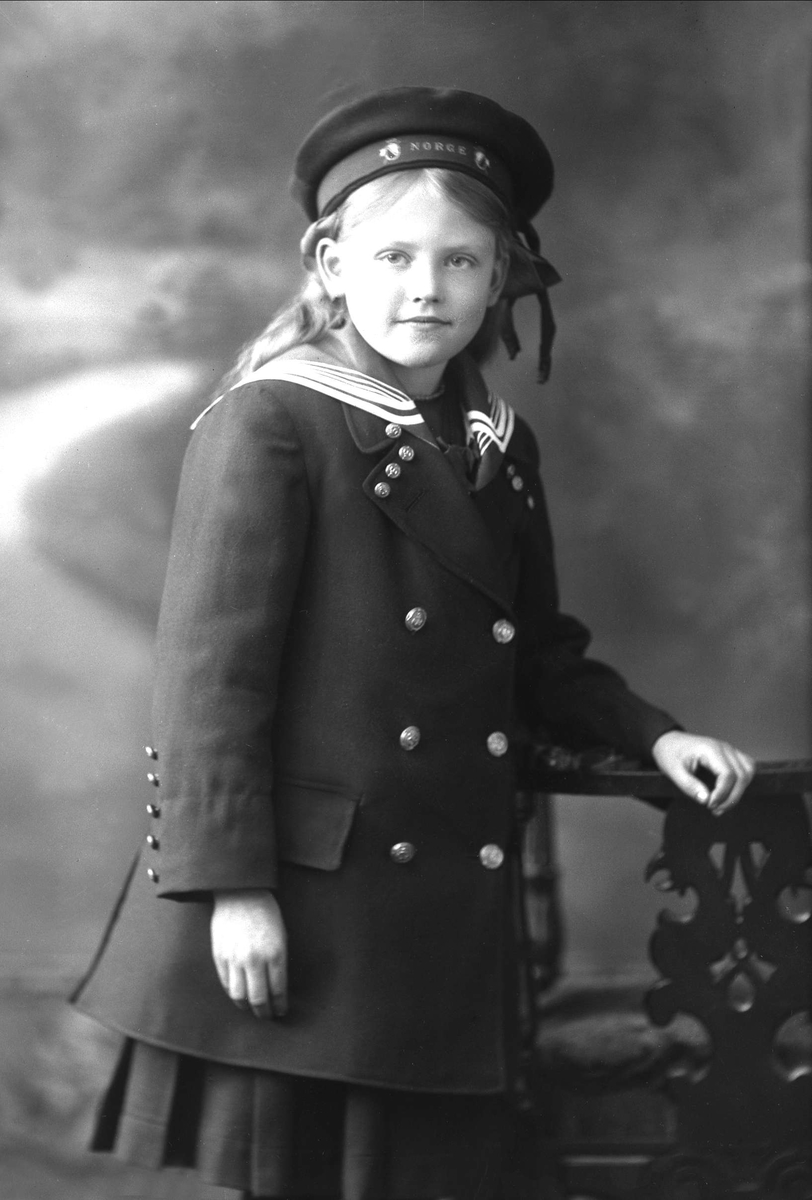Gustav Borgen, Portrett, jente med matrosdrakt. Løkens datter.