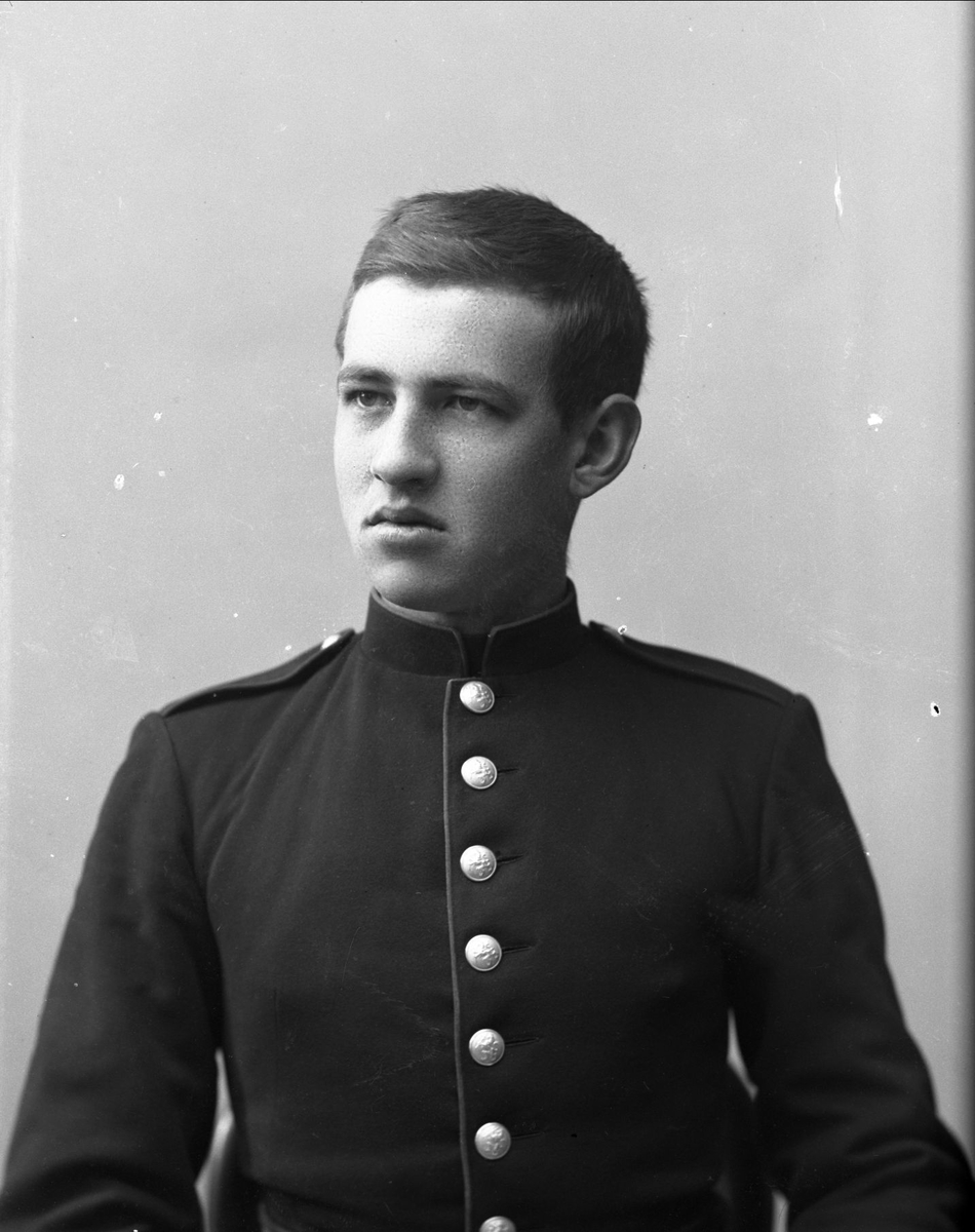Gustav Borgen, Portrett, mann i kadettuniform.