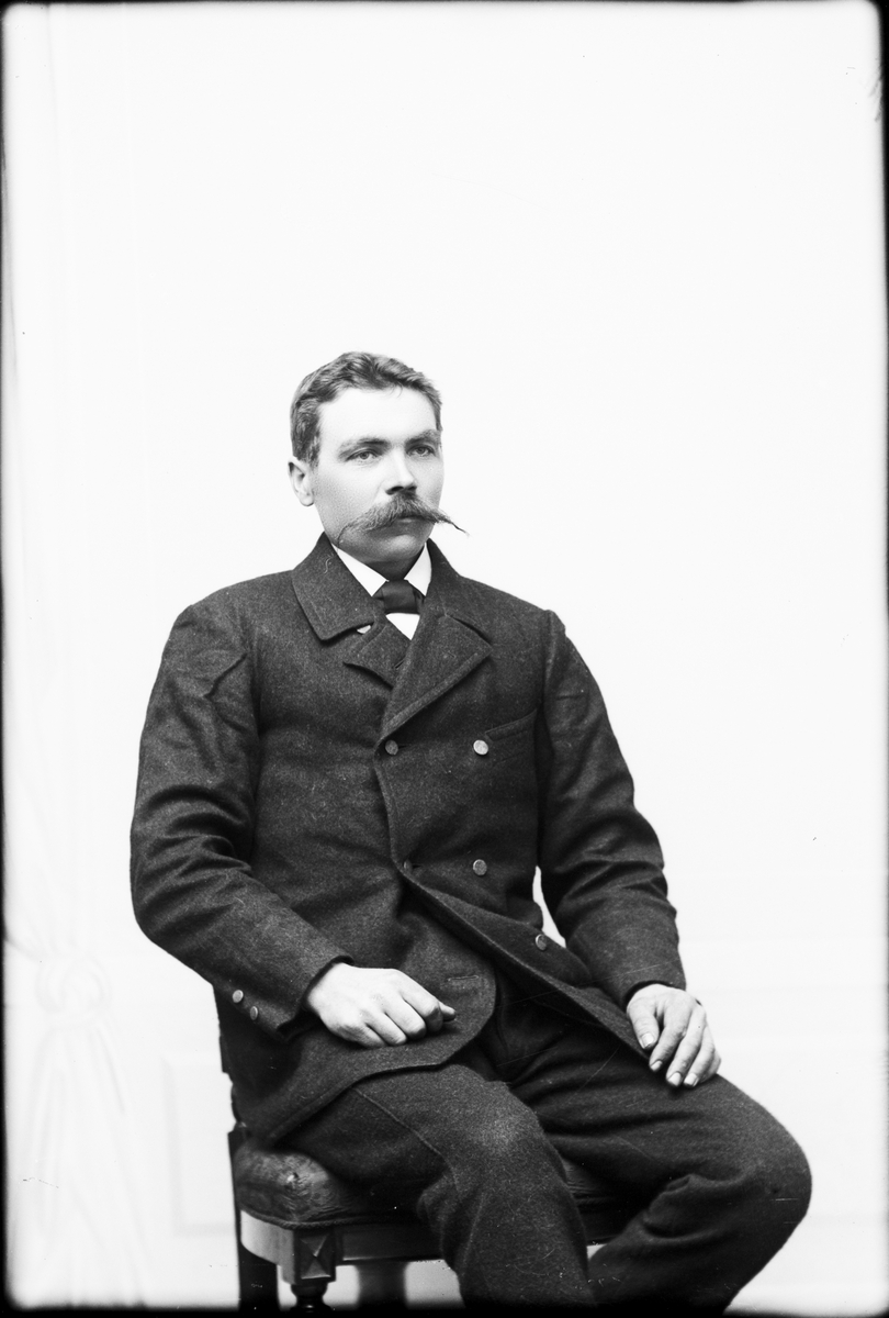 Skötsner-Edhlund, Ateljéporträtt - man, Östhammar, Uppland