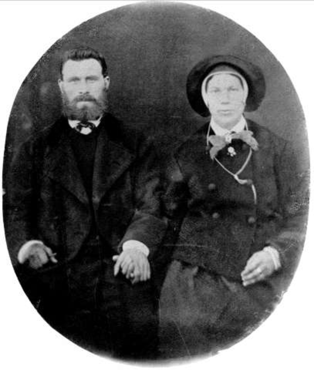 Gustav Borgen, Avfotografering. Gruppeportrett, ektepar, hun med lue.