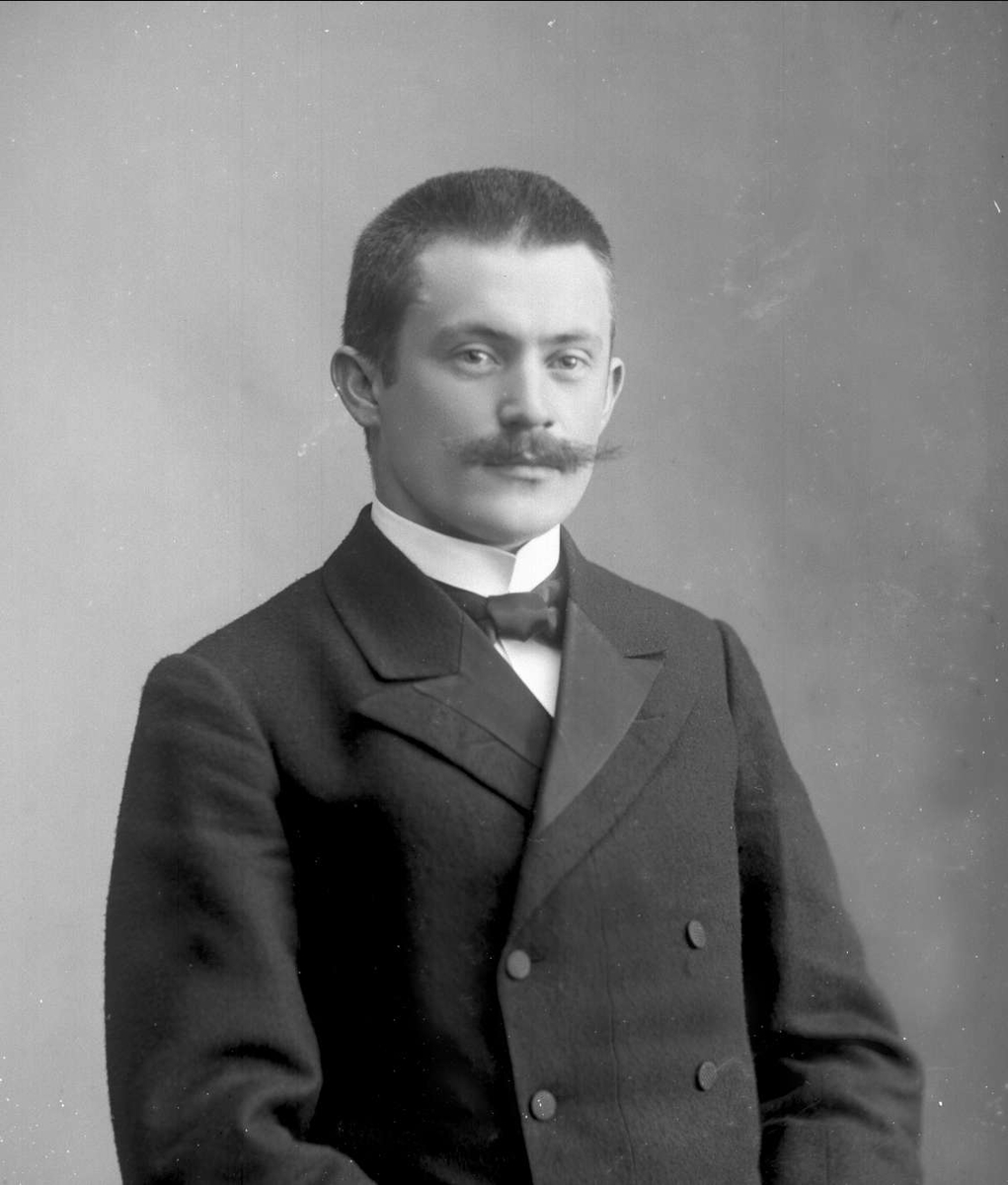 Gustav Borgen, Antakelig Erling Gjestland, sønn av dr. Halvor Gjestland. Født 20.11.1876 Skudesneshavn. Død 24.06.1937 i Bergen. Han var ingeniør som virket på Hydros anlegg på Rjukan og Fløybanen i Bergen.