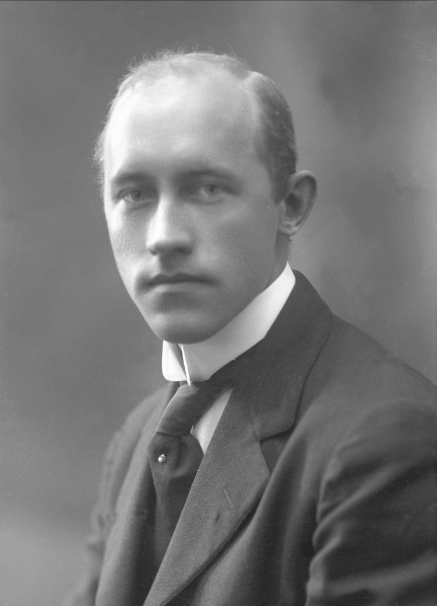 Gustav Borgen, Portrett, mann i sjømannsuniform. Handelsflåten.