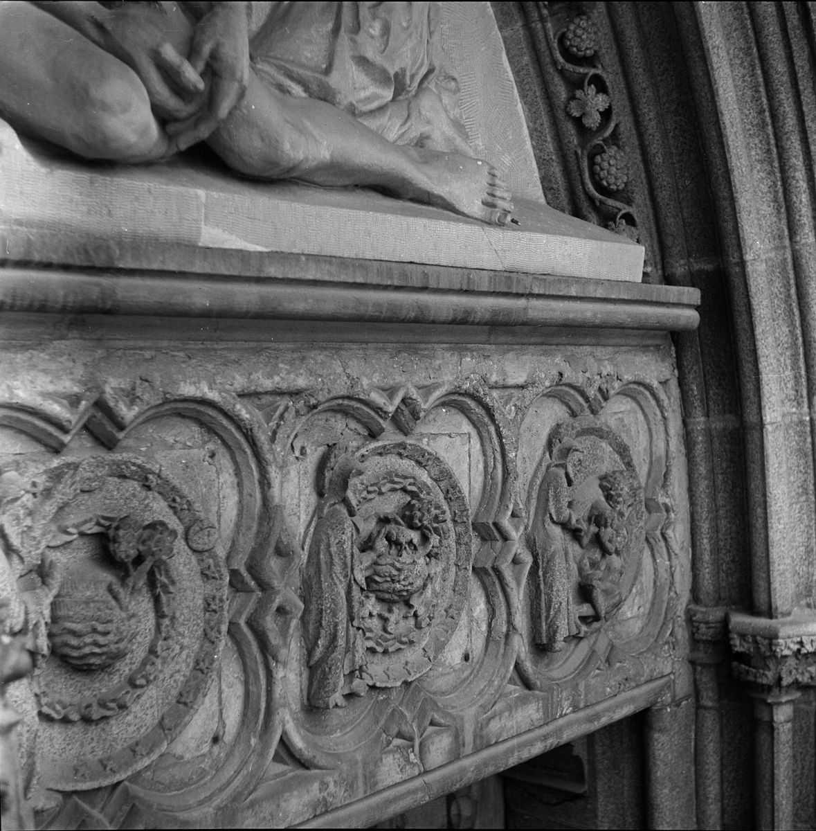 Gunnar Sundgren, Detalj av relief i Uppsala domkyrka, Fjärdingen, Uppsala
